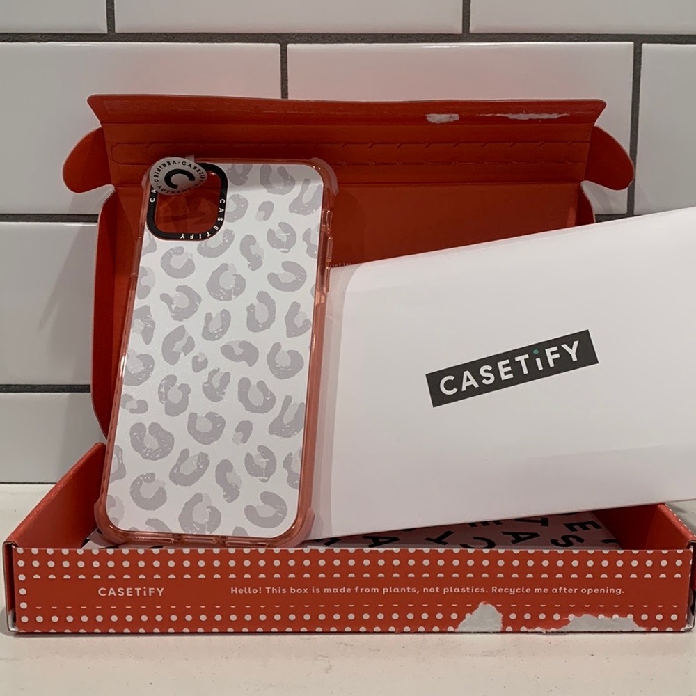 Casetify Gray White Leopard Animal Print Patterned iPhone 11 Pro Max case!
